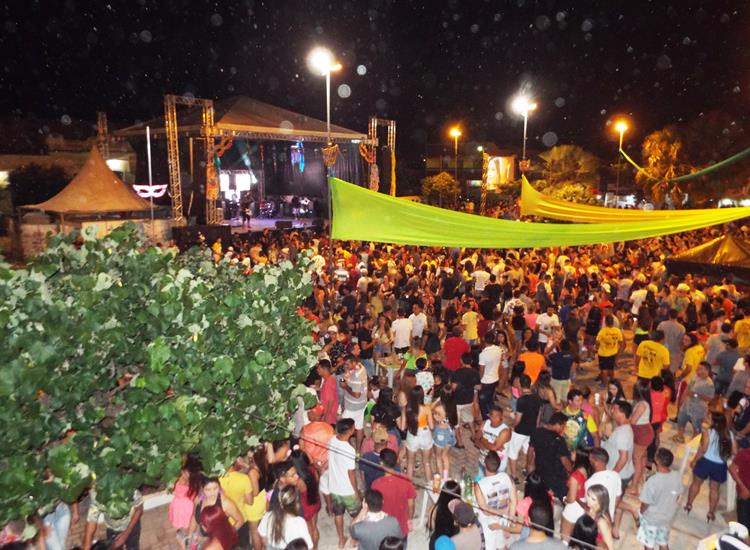 Público lota e se despede do carnaval 2019 ao som de Amor a 1000 e Edu Safadão - Imagem 16