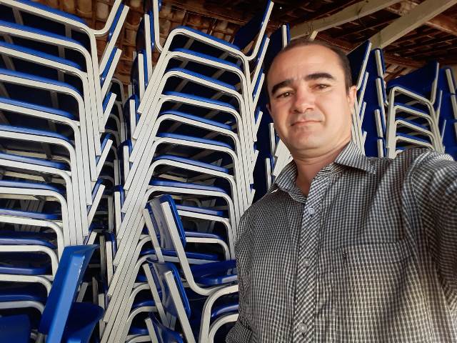 Secretaria Mun de Educação de Dom Expedito Lopes adquire novas mesas e cadeiras escolares