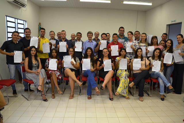 Servidores aprovados em Teste Seletivo de Dom Expedito Lopes são empossados