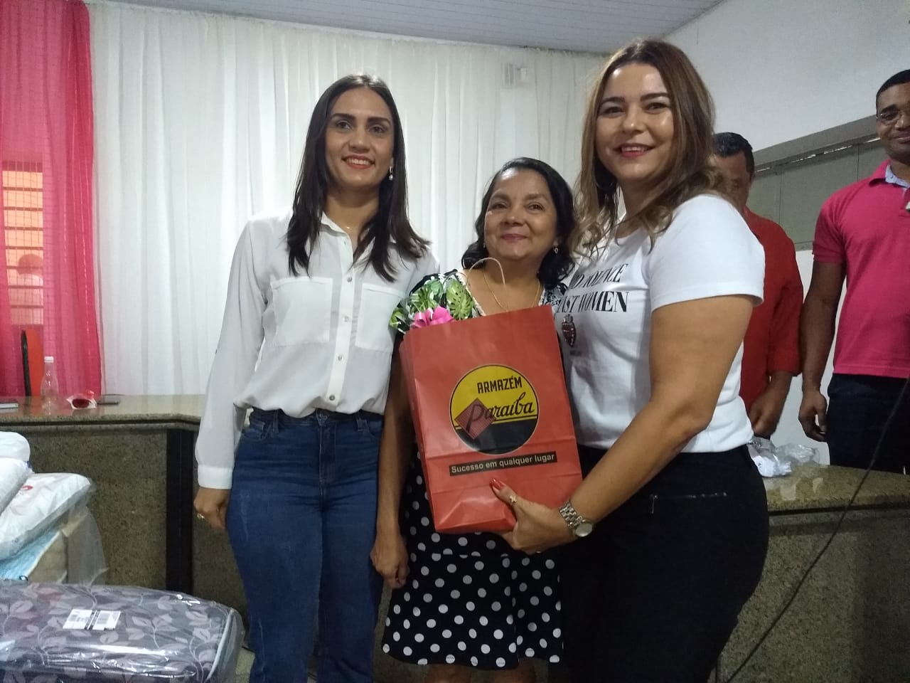 Vereadora festeja Dia Internacional da Mulher com festa e sorteio de vários brindes  - Imagem 8