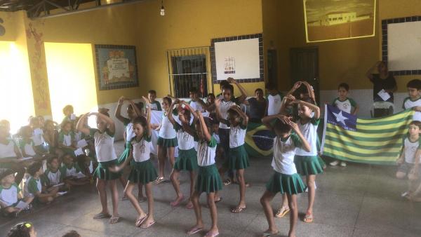 Alunos da rede municipal de ensino participam de palestra sobre a cidade de Santo Inácio - Imagem 6