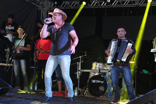 Show com Zé Cantor encerra programação de aniversário de Santo Inácio do Piauí - Imagem 1