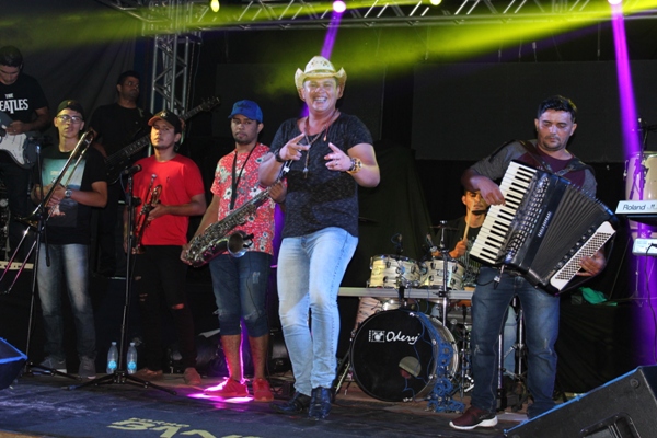 Show com Zé Cantor encerra programação de aniversário de Santo Inácio do Piauí - Imagem 2