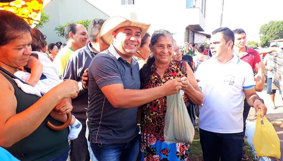 Prefeito Genival Bezerra participa da tradicional entrega de peixes da Semana Santa - Imagem 6