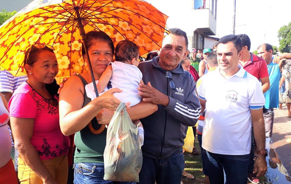Prefeito Genival Bezerra participa da tradicional entrega de peixes da Semana Santa - Imagem 7