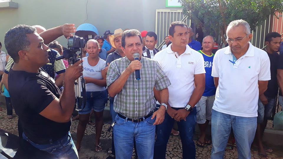 Prefeito Genival Bezerra participa da tradicional entrega de peixes da Semana Santa - Imagem 4