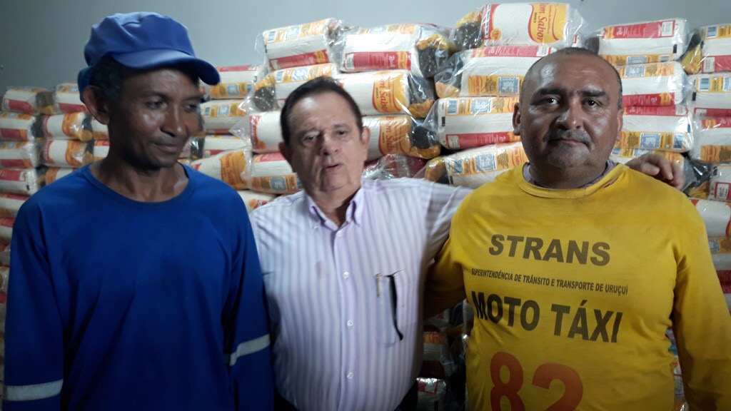 Dr. Wagner Coelho entrega pessoalmente 2 mil cestas básicas em Uruçuí - Imagem 2