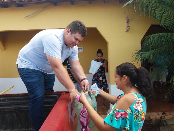 Prefeito Tairo Mesquita participa de entrega de peixes a famílias de Santo Inácio - Imagem 5