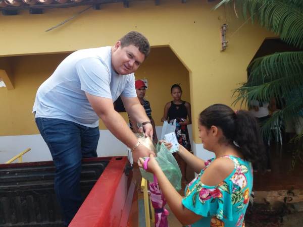 Prefeito Tairo Mesquita  participa de entrega de peixes a famílias de Santo Inácio 