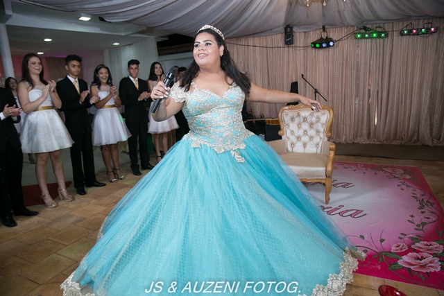 Luxo e glamour na festa de 15 anos de Maria Náaria - Imagem 12