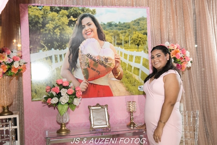 Luxo e glamour na festa de 15 anos de Maria Náaria - Imagem 2