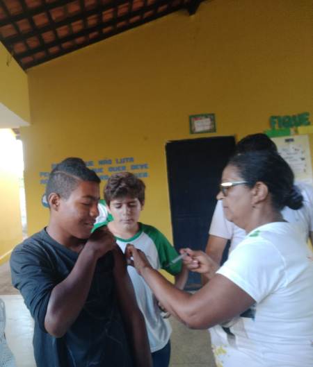 Secretaria de saúde realiza campanha de vacinação em escolas do município - Imagem 7