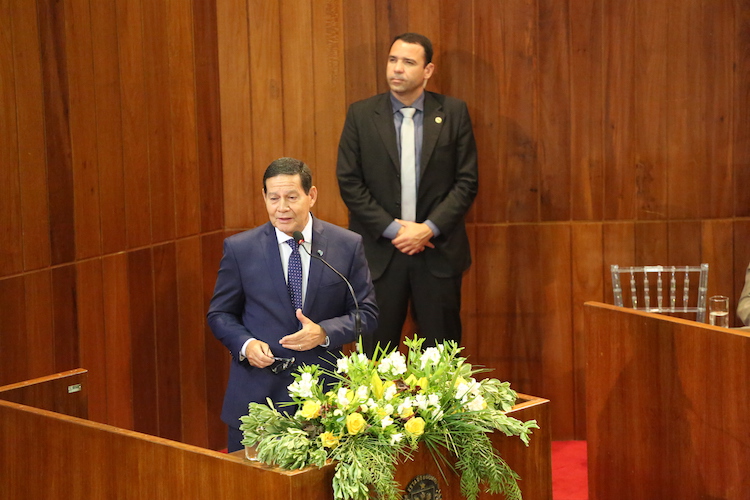 General Mourão se emociona e diz que o país passa por sérios desafios - Imagem 19