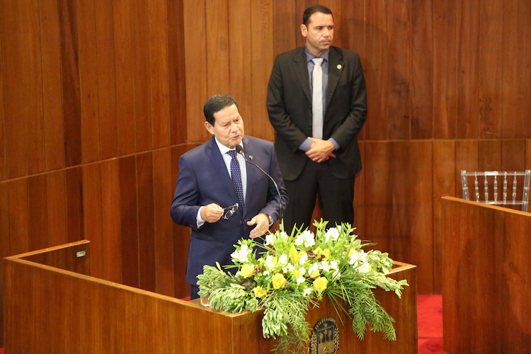 General Mourão se emociona e diz que o país passa por sérios desafios - Imagem 20