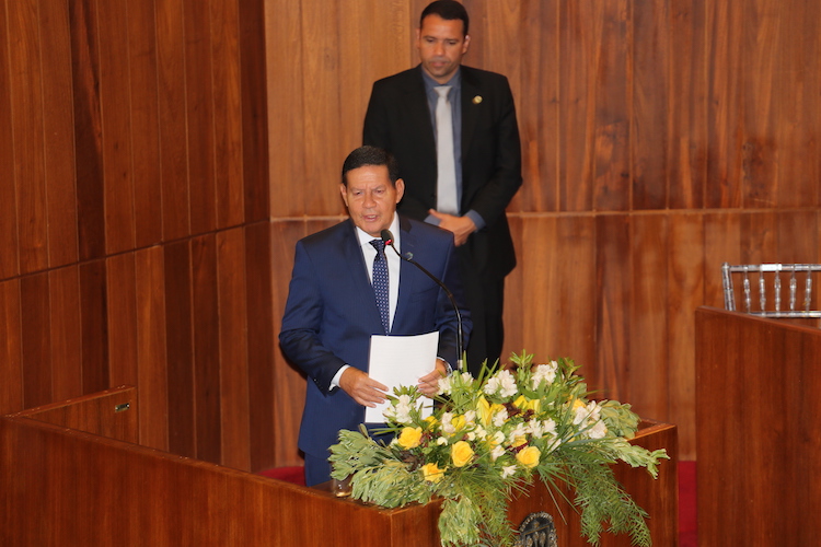 General Mourão se emociona e diz que o país passa por sérios desafios - Imagem 23