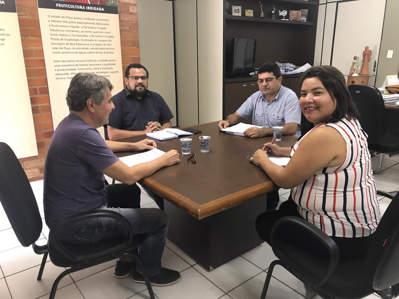 Prefeito busca melhorias para o homem do campo e famílias carentes  - Imagem 1