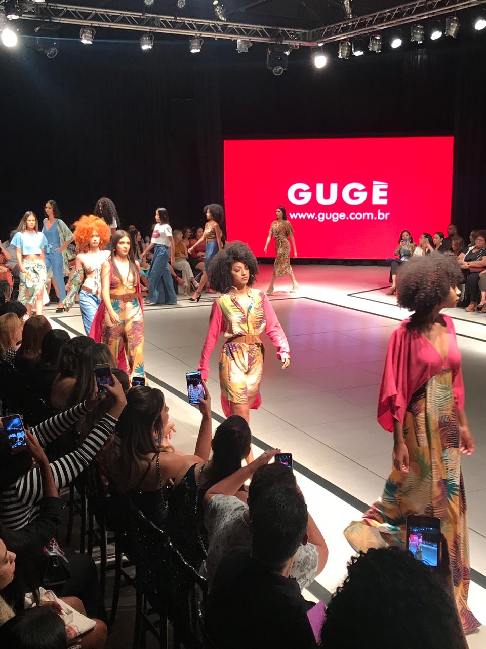 Marca Gugé desfila coleção com estampas alegres  - Imagem 3