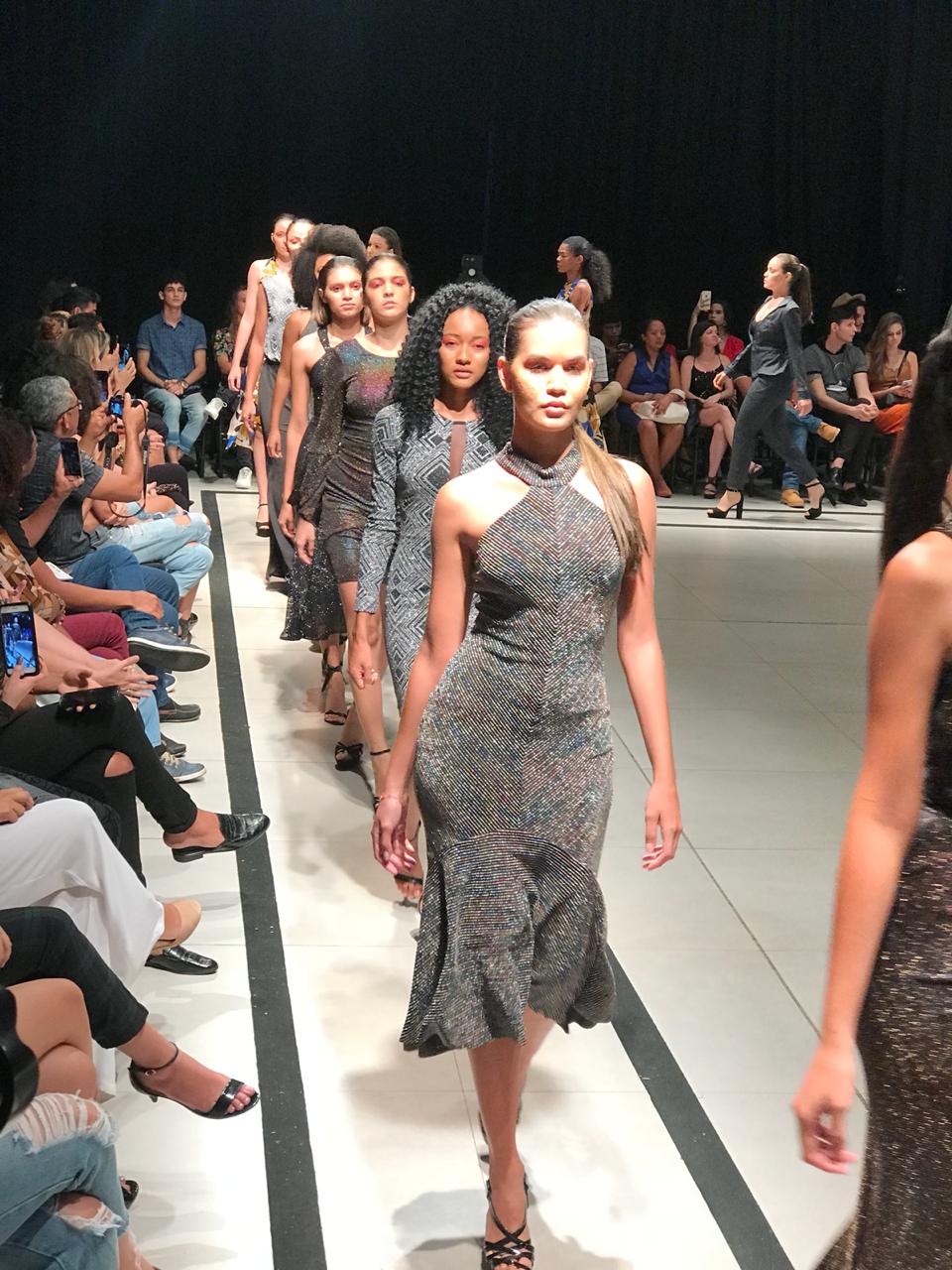 TVZ desfila coleção especial de 30 anos da marca no Piauí Moda House 2019 - Imagem 2