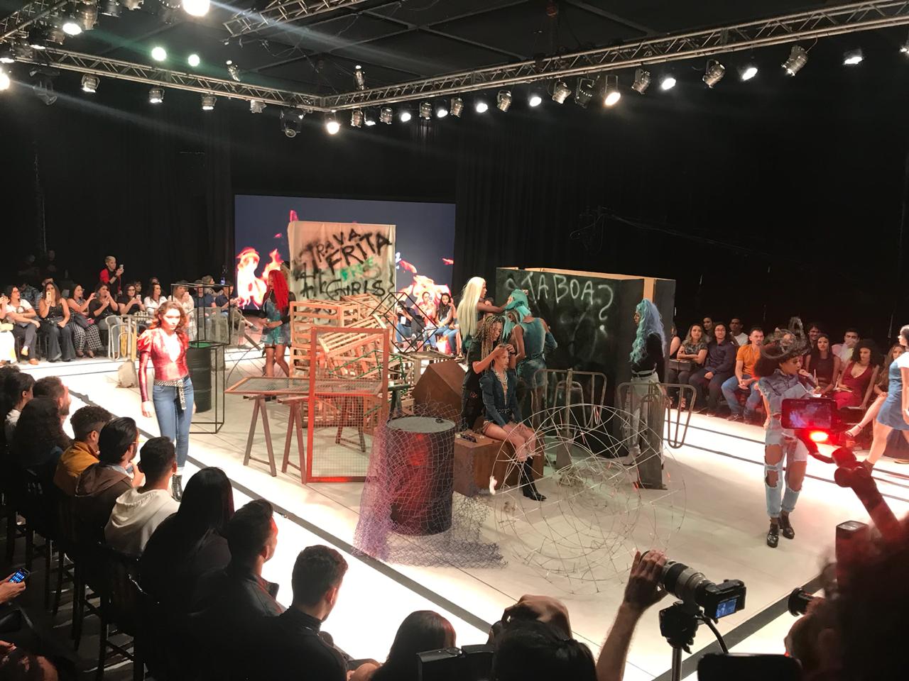  Via Corpus mostrou toda sua diversidade e ousadia em um desfile marcado pelo streat urbano - Imagem 2