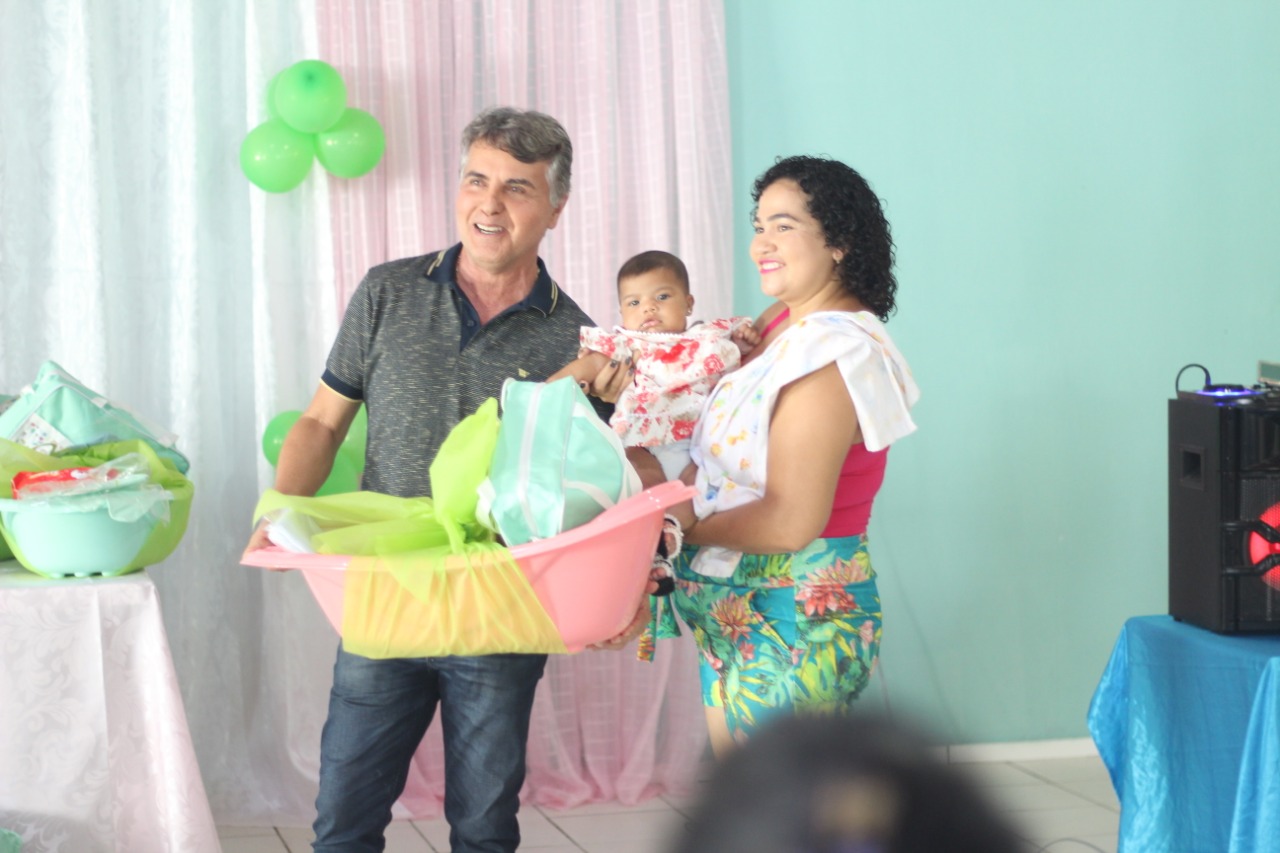 Grávidas recebem enxovais com a presença do prefeito João Luiz  - Imagem 4