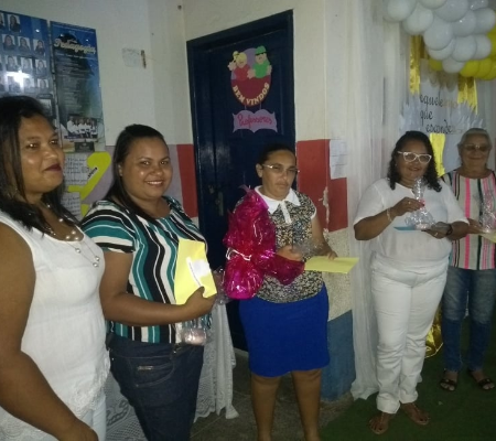 Escola Municipal Cicero Lopes realiza linda festa para as mães