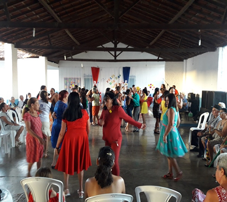 Idosos comemoram Dia das Mães em DEL