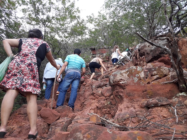 Peregrinação da subida do morro festejos da Santa Cruz em Malhada no município de Bocaina – PI - Imagem 41