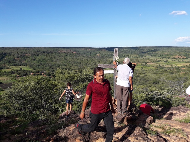 Peregrinação da subida do morro festejos da Santa Cruz em Malhada no município de Bocaina – PI - Imagem 53