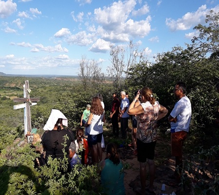 Peregrinação da subida do morro festejos da Santa Cruz em Malhada no município de Bocaina – PI