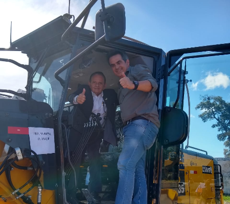 Codevasf entrega motoniveladora para Prefeitura de Uruçuí