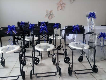 Secretaria Municipal de Saúde faz a entrega coletiva de cadeiras de rodas, cadeiras de banho e muletas. - Imagem 1