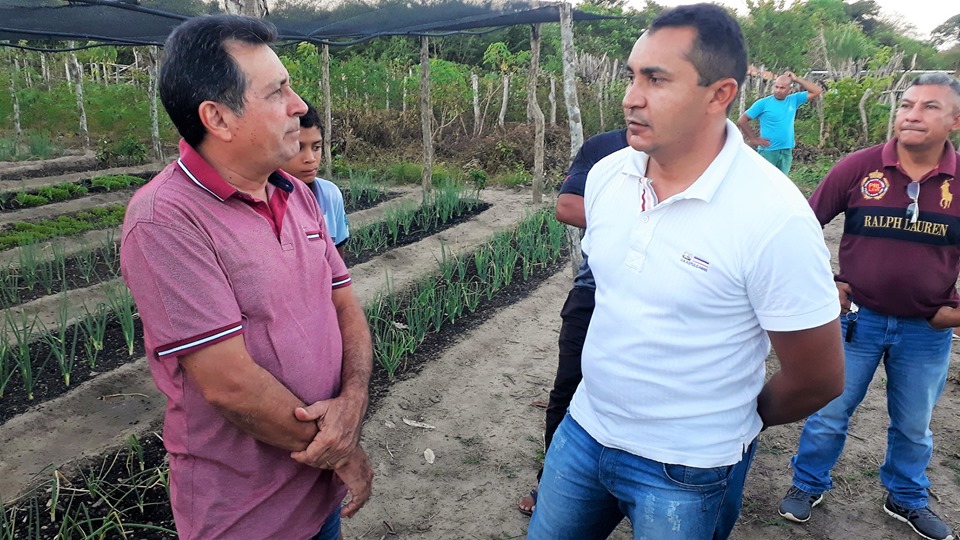 Prefeito Genival Bezerra visita horta comunitária na zona rural - Imagem 14