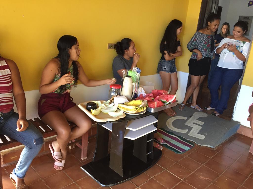 Jovens participam de curso de maquiagem no CRAS - Imagem 2