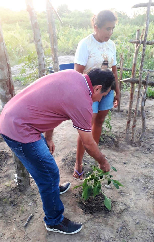 Prefeito Genival Bezerra visita horta comunitária na zona rural - Imagem 1