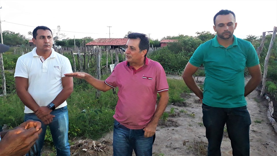 Prefeito Genival Bezerra visita horta comunitária na zona rural - Imagem 17