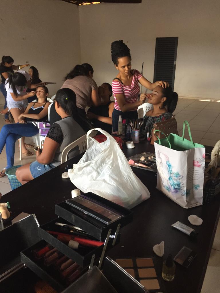 Jovens participam de curso de maquiagem no CRAS - Imagem 4