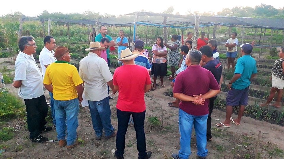 Prefeito Genival Bezerra visita horta comunitária na zona rural - Imagem 16