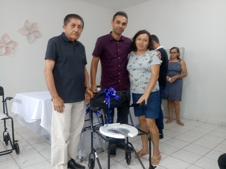 Secretaria Municipal de Saúde faz a entrega coletiva de cadeiras de rodas, cadeiras de banho e muletas. - Imagem 2