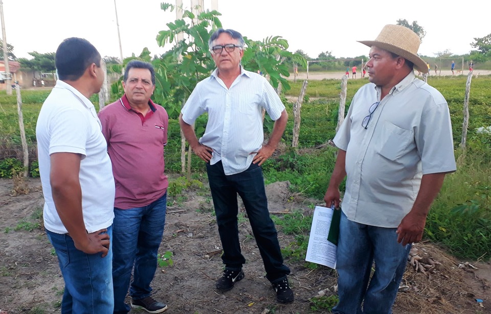 Prefeito Genival Bezerra visita horta comunitária na zona rural - Imagem 13