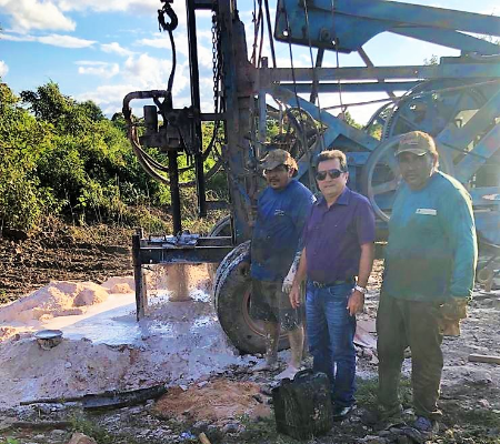 Prefeito Genival Bezerra, visita obras de perfuração de poço na zona rural
