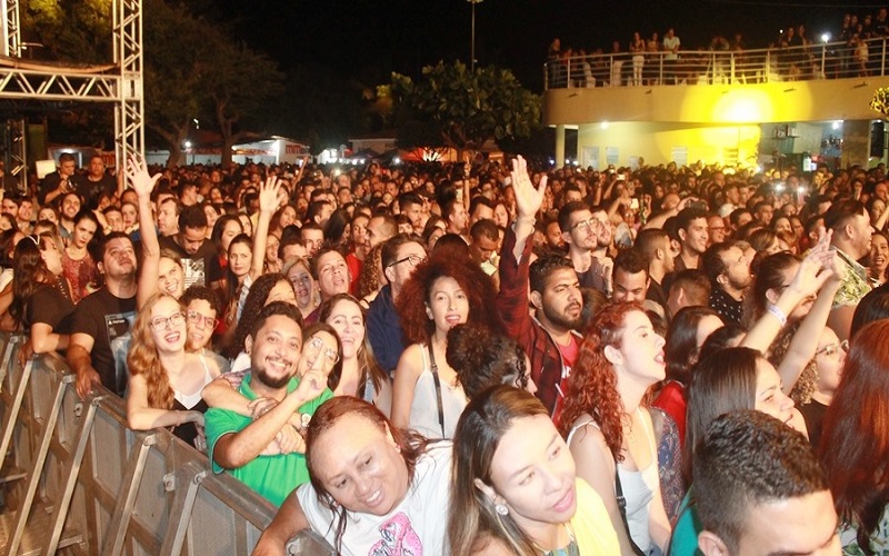 No palco Opala Zeca Baleiro levanta o público que interage acompanhando suas músicas  - Imagem 3