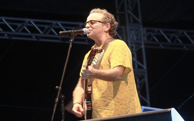 No palco Opala Zeca Baleiro levanta o público que interage acompanhando suas músicas  - Imagem 1