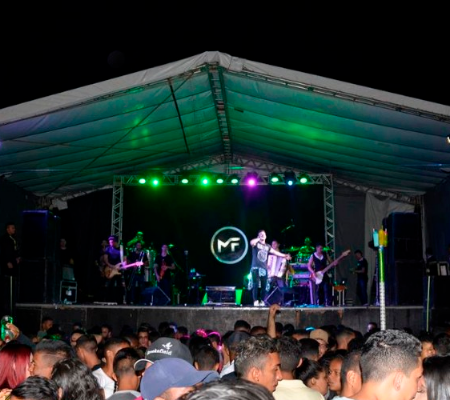 Matheus Fernandes, Toda Boa e Marquinhos do Pará abrilhantaram os Festejos de Barro Duro; imagens