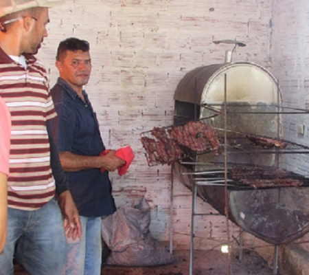 Churrasco e música ao vivo em comemoração ao Dia dos Vaqueiros