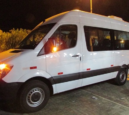 Prefeito entrega veículo para transportar pacientes 