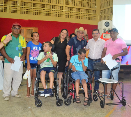SMS de Joaquim Pires entrega equipamentos ortopédicos aos pacientes com deficiência física
