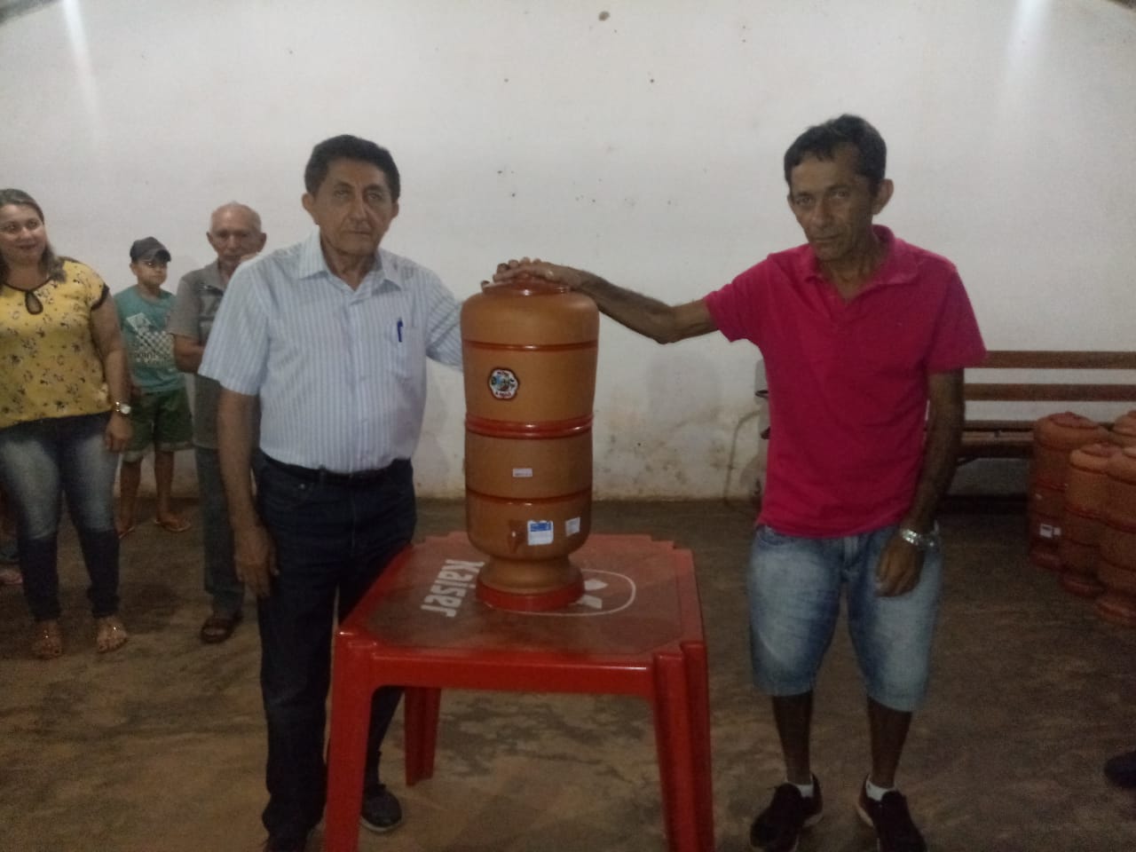 Prefeito Dr. José Maria faz entrega de Filtros na Comunidade Furta-lhe A Volta. - Imagem 7