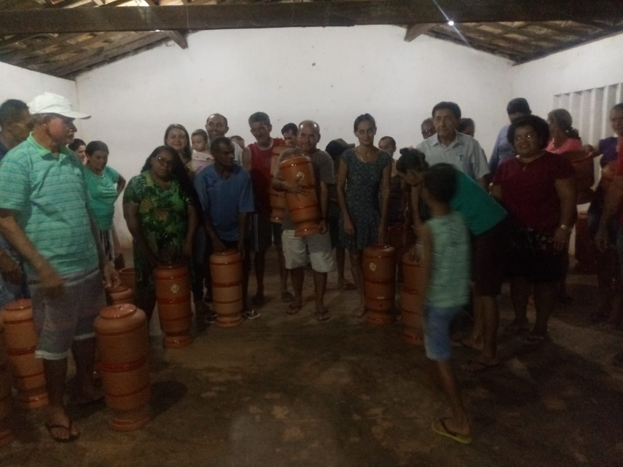 Prefeito Dr. José Maria faz entrega de Filtros na Comunidade Furta-lhe A Volta. - Imagem 9