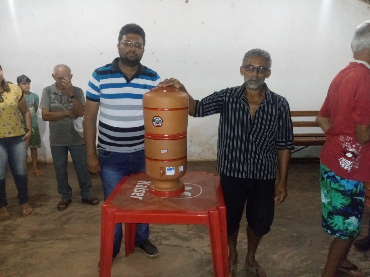 Prefeito Dr. José Maria faz entrega de Filtros na Comunidade Furta-lhe A Volta. - Imagem 3