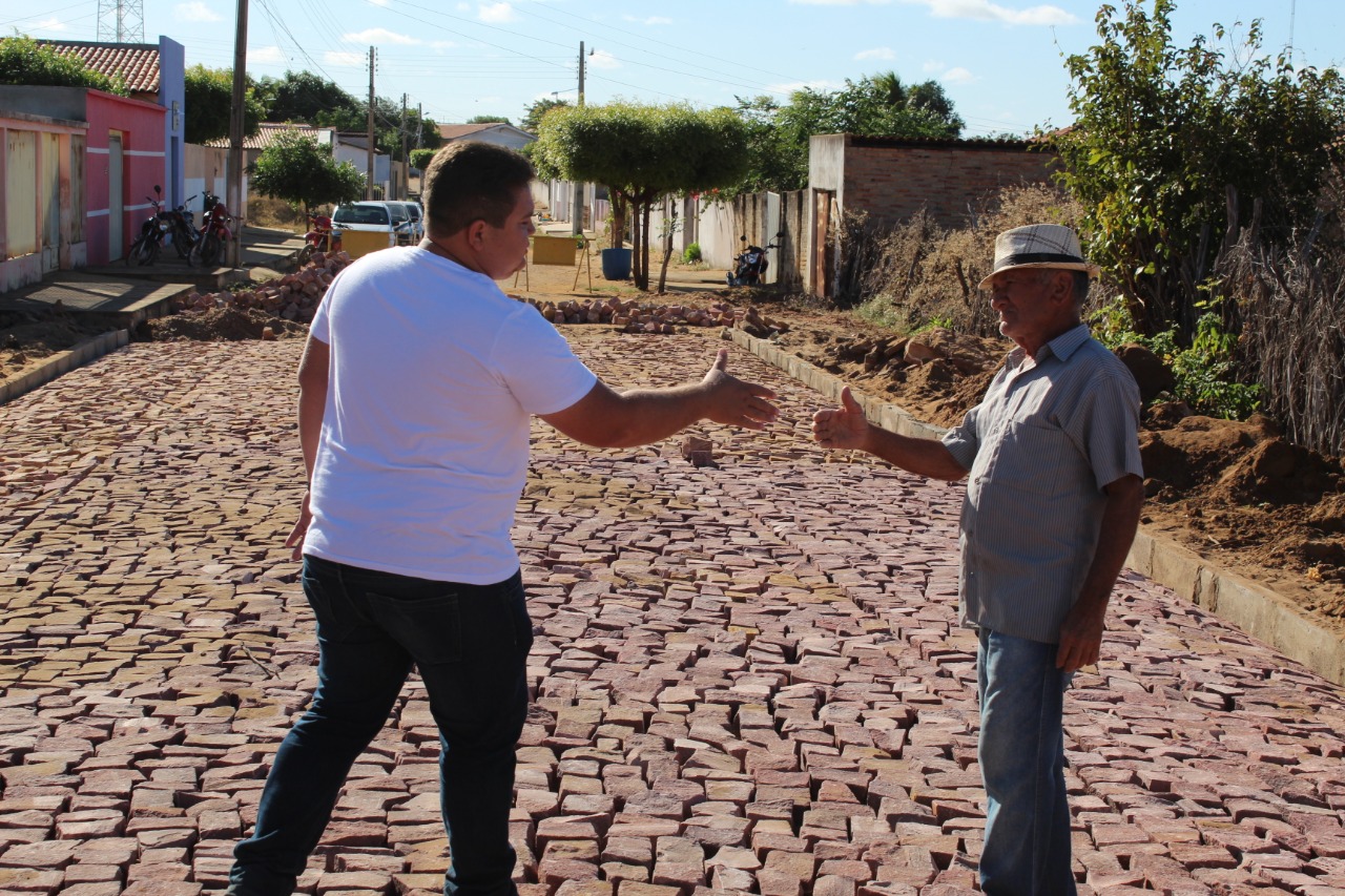 Prefeito visita mais uma obra de calçamento em Santo Inácio   - Imagem 11